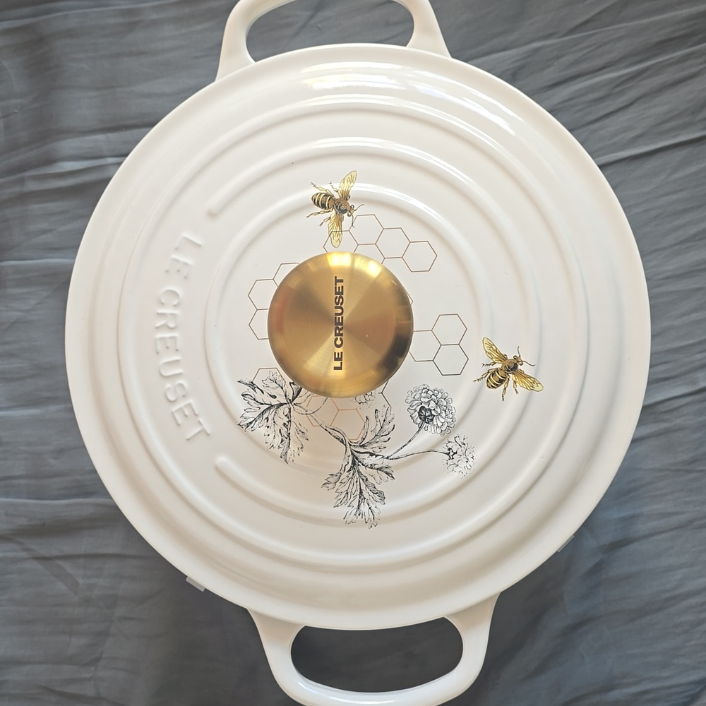 NEW Le Creuset Enameled Cast Iron Round Oven, 4 1/2-Qt.Honeycomb,Retail $500.00 - Picture 9 of 16